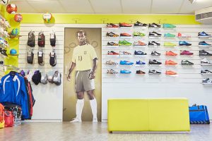 Hummel, Reece, sportkleding, scheenbeschermers, bitjes, tape, bidons, e.d.
