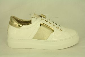 Be Kool: 420 witte lakleren veter schoen, maat 36 t/m 41, € 159,99
