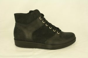9661: zwarte leren veterboot, K leest, los voetbed, maat 5,5 t/m 7,5 € 219,95