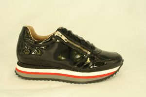 DW\\RS: 2204, zwart lak sneaker met rood accent, maat 37 t/m 41, € 119,99