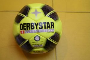Derby Star: Kunstras Classic geel TT, € 37,50