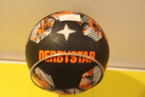 Derby Star: straat bal, zwart/oranje, € 9,99