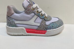 Develab: 41562-129, witte sneaker maat 20 t/m 25 v.a. € 74,99