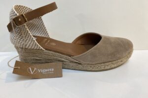 Viquera: dames sandaaltje met sleehak, beige, maat 38 t/m 42 € 89,99