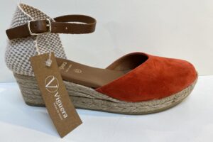 Viquera: damessandaaltje, met sleehak, rood/oranje, maat 37 t/m 42 € 89,99