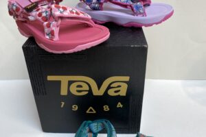 Teva: Hurricane, sandaaltjes in allerlei kleurtjes, kan tegen water, maat 19 t/m 30 v.a.€ 50,00