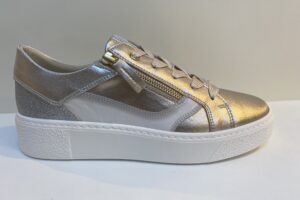 DLS: 6210 goud kleurige veterschoen, maat 39 t/m 42 € 189,99