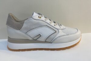DLS: 6225 witte sneaker, maat 37 t/m 41 € 184,99