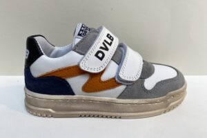 Develab:  45985, wit klitteband schoen met kleur accent, maat 26 t/m 33 € 99,99