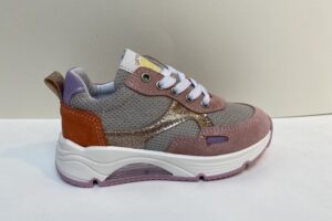 Develab: 42888, witte sneaker met rose accenten, maat 26 t/m 33 € 99,99