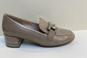 Gabor: 42.134.82 , intapper met hak, metallic, maat 4,5 t/m 7 € 125,00