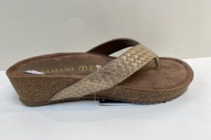 Lazamani: LA75807, goud kleurige teenslipper met voetbed maat 37 t/m 41 € 59,99