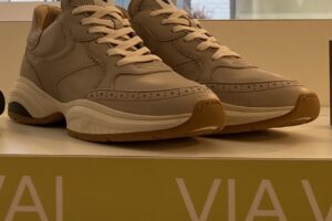 Via Vai:  off-white leren sneakers, 37, 38, 40  nu € 99,99