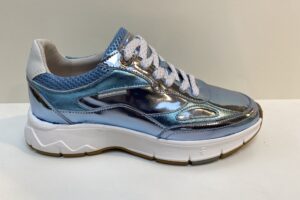 Floris van Bommel: Daysi 01.03 licht blauw, maat 37,38,40,42  € 149,99