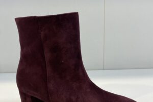 Gabor: 75.701.15  Mulberry/paars/bordeaux nubuck kleurig laarsje met hak, maat 5 t/m m 7,5 € 140,00