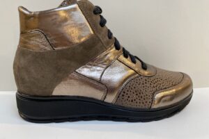 Durea: 9745 685 1794 H champagne/taupe, maat 5 t/m 7,5 € 279,99